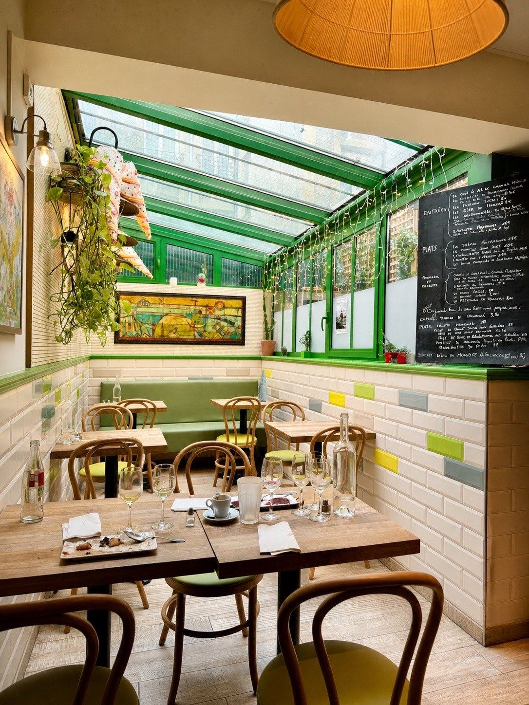 Véranda lumineuse du restaurant Le Sain Sert